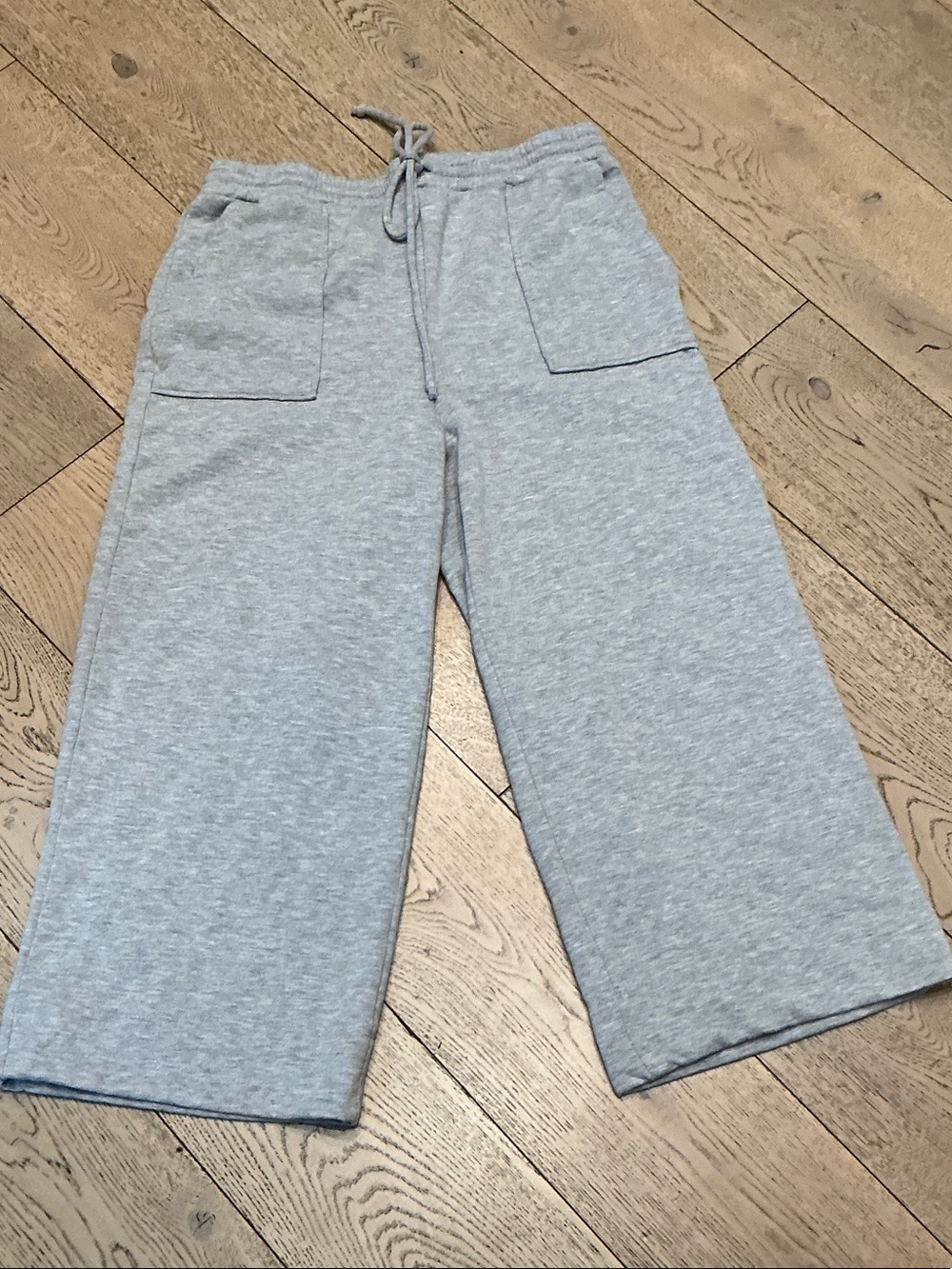 Woman’s bobeau grey fleece wide leg crop pants. Medium. Front and back pockets.
